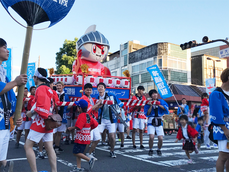 迫力満点！ 「十万石まつり」で企業みこしに参加