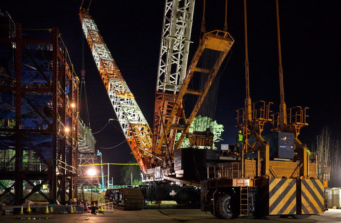 SL-13000 crane at work building the belt conveyor