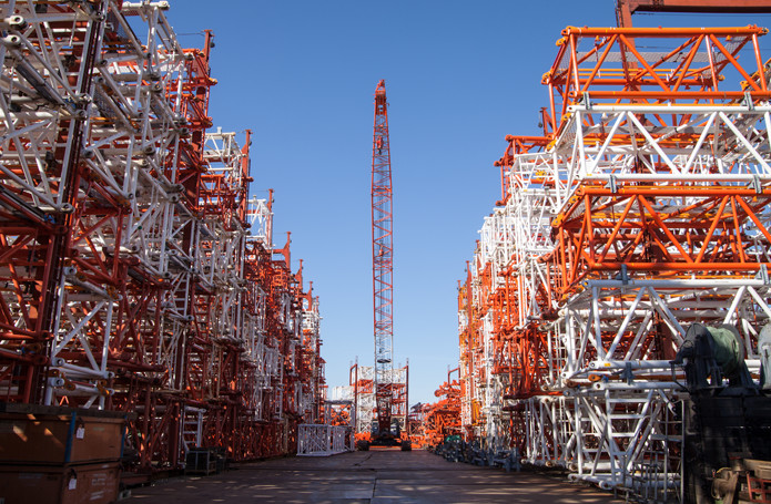 Uchimiya Transportation and Engineering Co., Ltd.’s Machinery Centre in Chiba Prefecture, where a huge lineup of heavy machinery is kept clean and orderly.