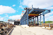 Booms are neatly arranged in Maruhiro Juki Kogyo’s crane yard.