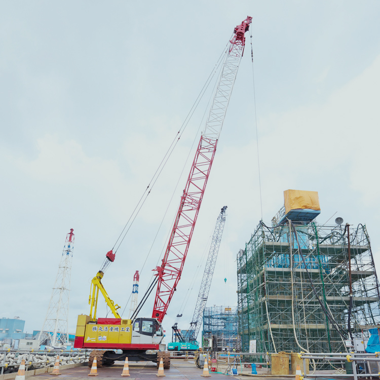 Cranes in action - Mastertech 7070-1F at work on a bridge pier footing project