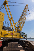The CK2750G-2 assists the main construction by transporting rebar cages and hoses, etc.